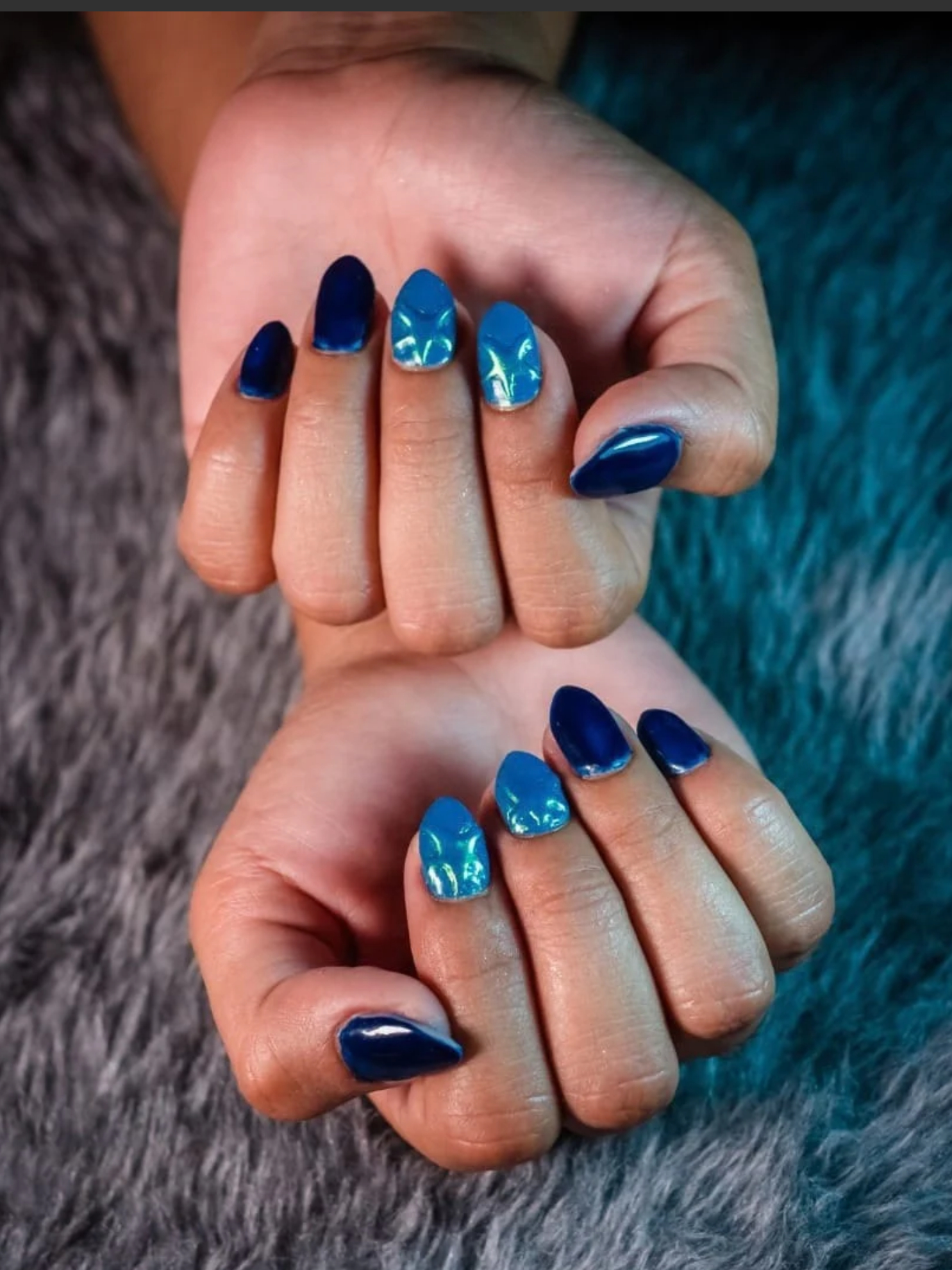 Nail art en azules con detalles luminosos