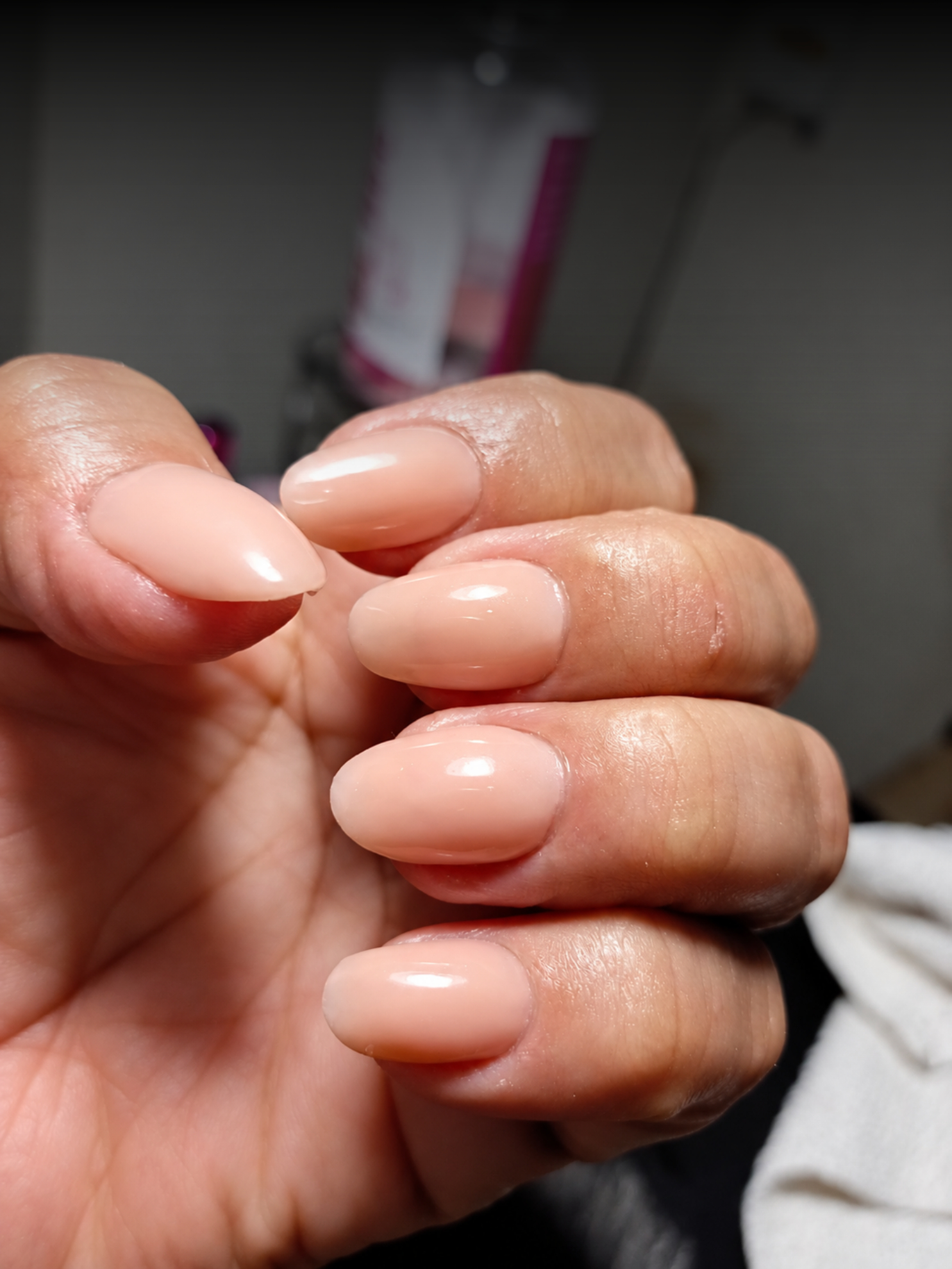Uñas almendradas en tono natural