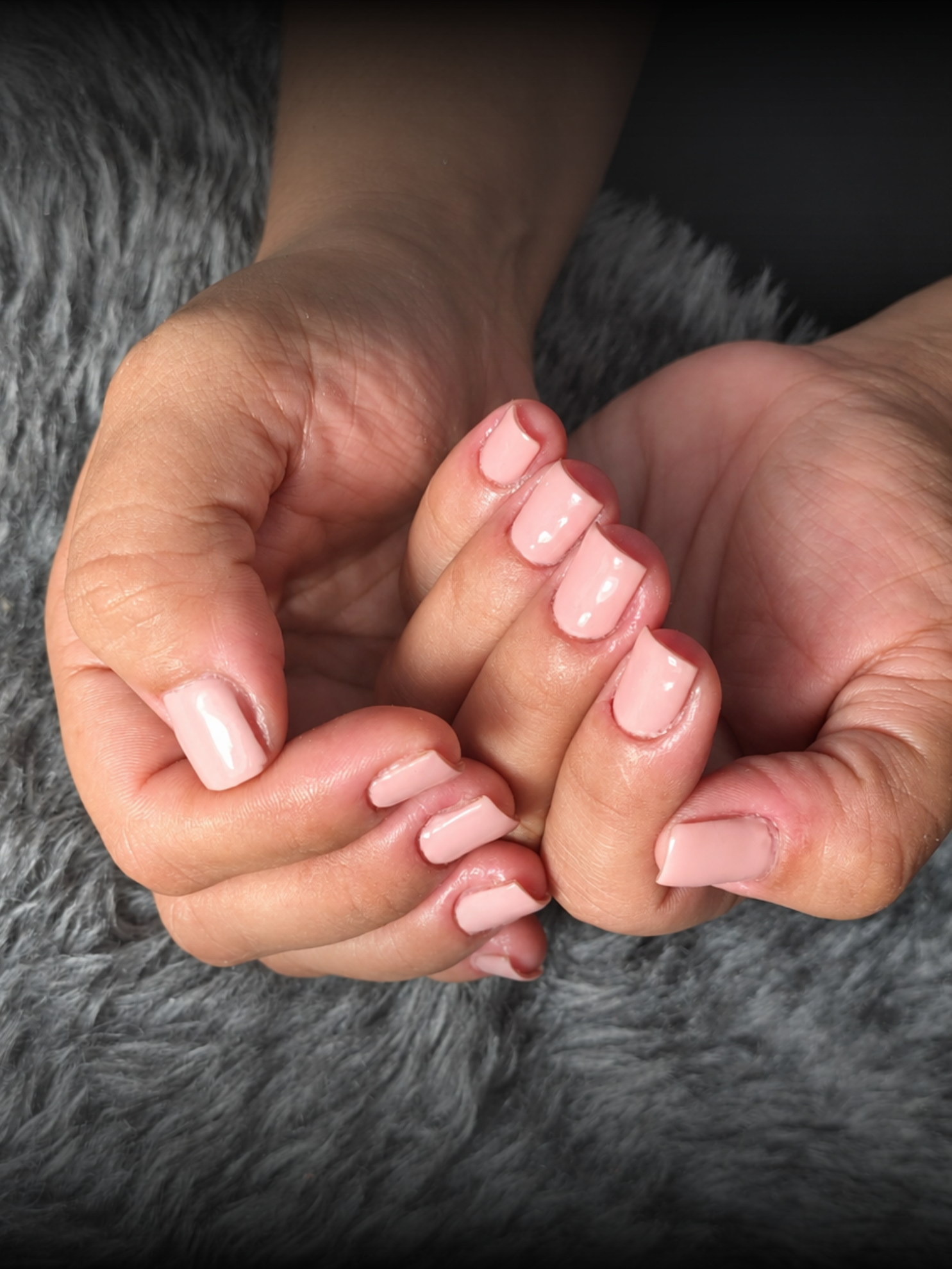 Manicure rosa suave con acabado brillante